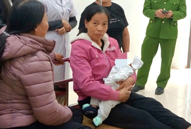 Bé gái hơn 1 tháng tuổi bị bỏ lại trong giỏ quần áo cạnh bụi chuối ở Lào Cai- Ảnh 1. Bé gái hơn 1 tháng tuổi bị bỏ lại trong giỏ quần áo cạnh bụi chuối ở Lào Cai- Ảnh 1.