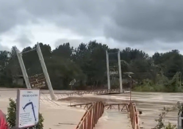 Nước lũ sông Đa Nhim cuồn cuộn cuốn trôi cầu treo Phú Thiện- Ảnh 1. Nước lũ sông Đa Nhim cuồn cuộn cuốn trôi cầu treo Phú Thiện- Ảnh 1.