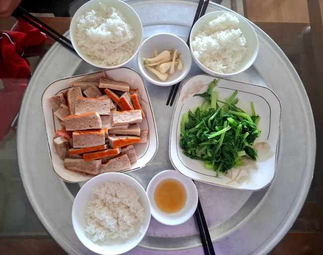 Mâm cơm lèo tèo rau xanh vì giá đắt đỏ- Ảnh 1.