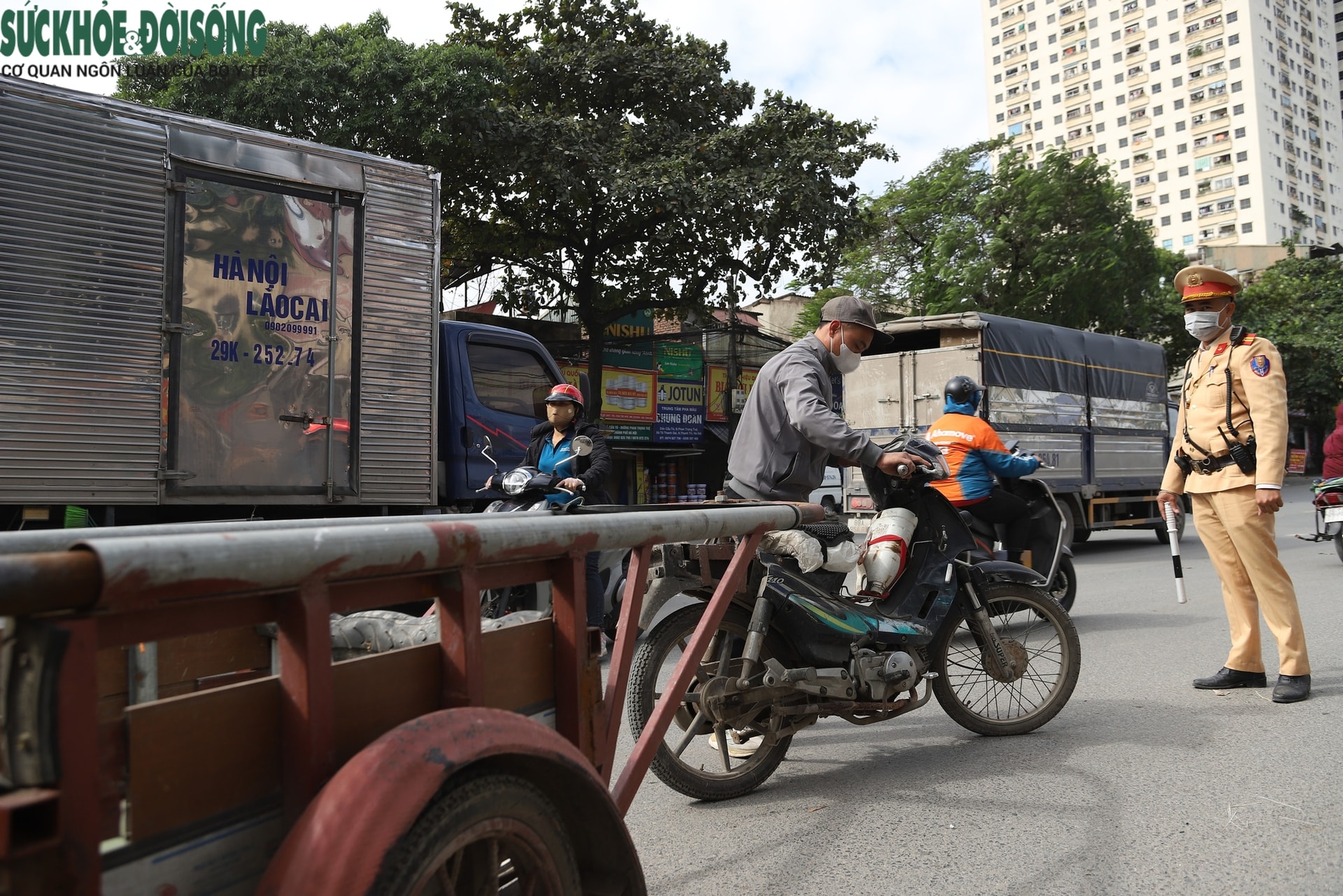 Kéo theo xe khác, chở hàng cồng kềnh nguy hiểm: Tài xế lấy lý do mưu sinh biện minh vi phạm- Ảnh 2.