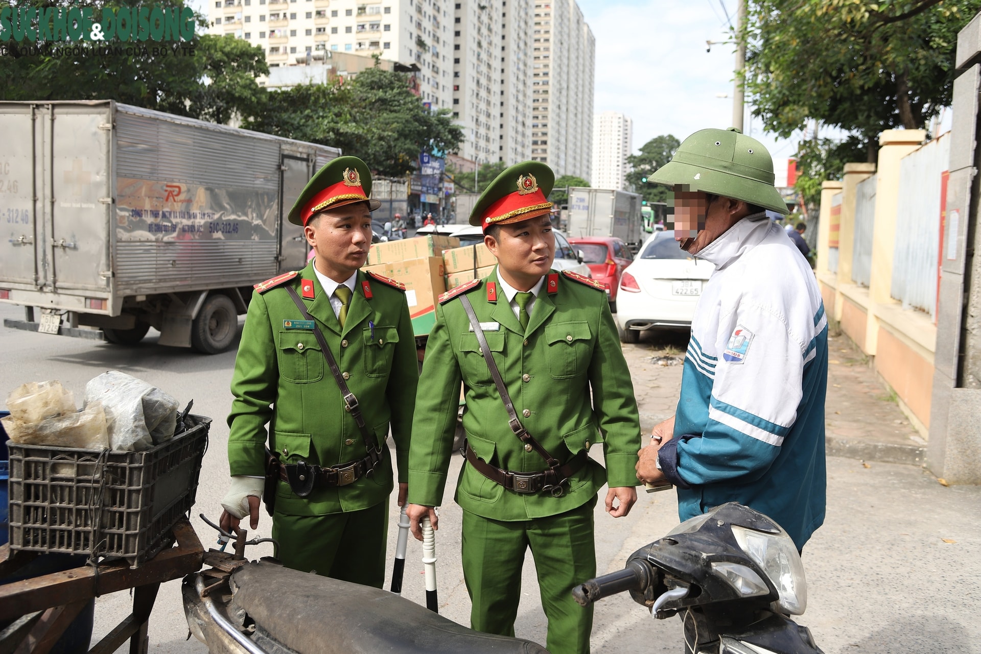 Kéo theo xe khác, chở hàng cồng kềnh nguy hiểm: Tài xế lấy lý do mưu sinh biện minh vi phạm- Ảnh 3.