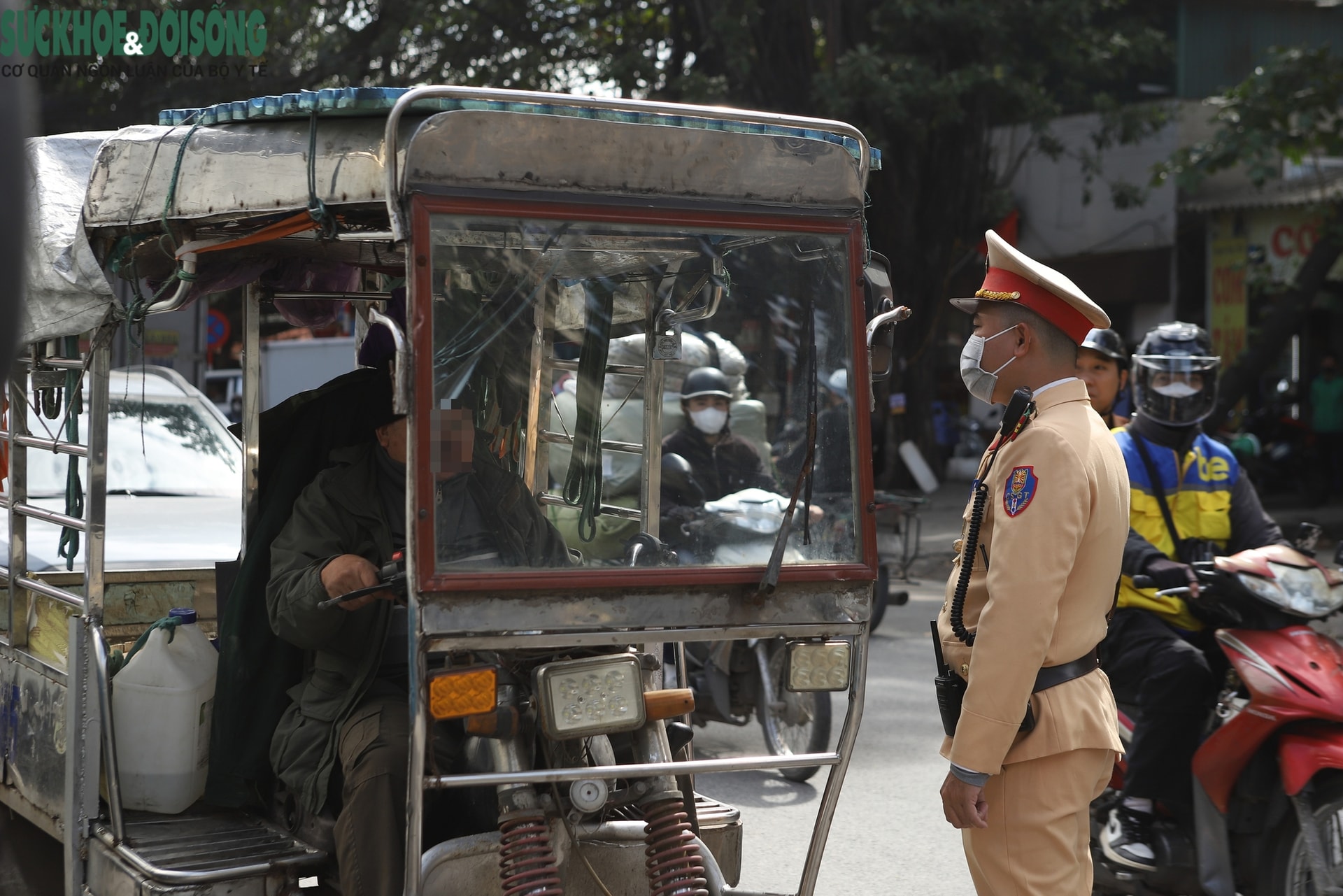 Kéo theo xe khác, chở hàng cồng kềnh nguy hiểm: Tài xế lấy lý do mưu sinh biện minh vi phạm- Ảnh 4.