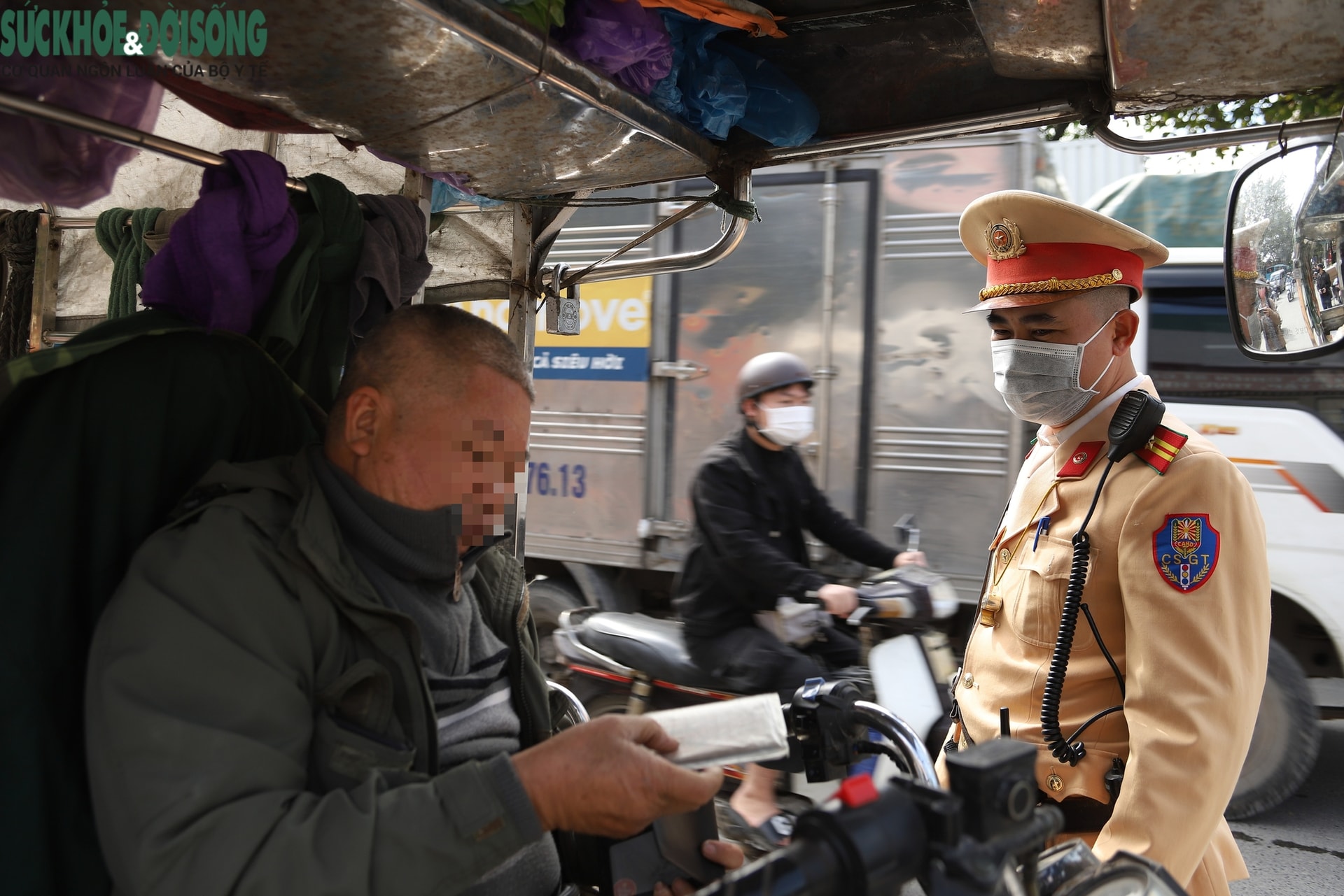 Kéo theo xe khác, chở hàng cồng kềnh nguy hiểm: Tài xế lấy lý do mưu sinh biện minh vi phạm- Ảnh 5.