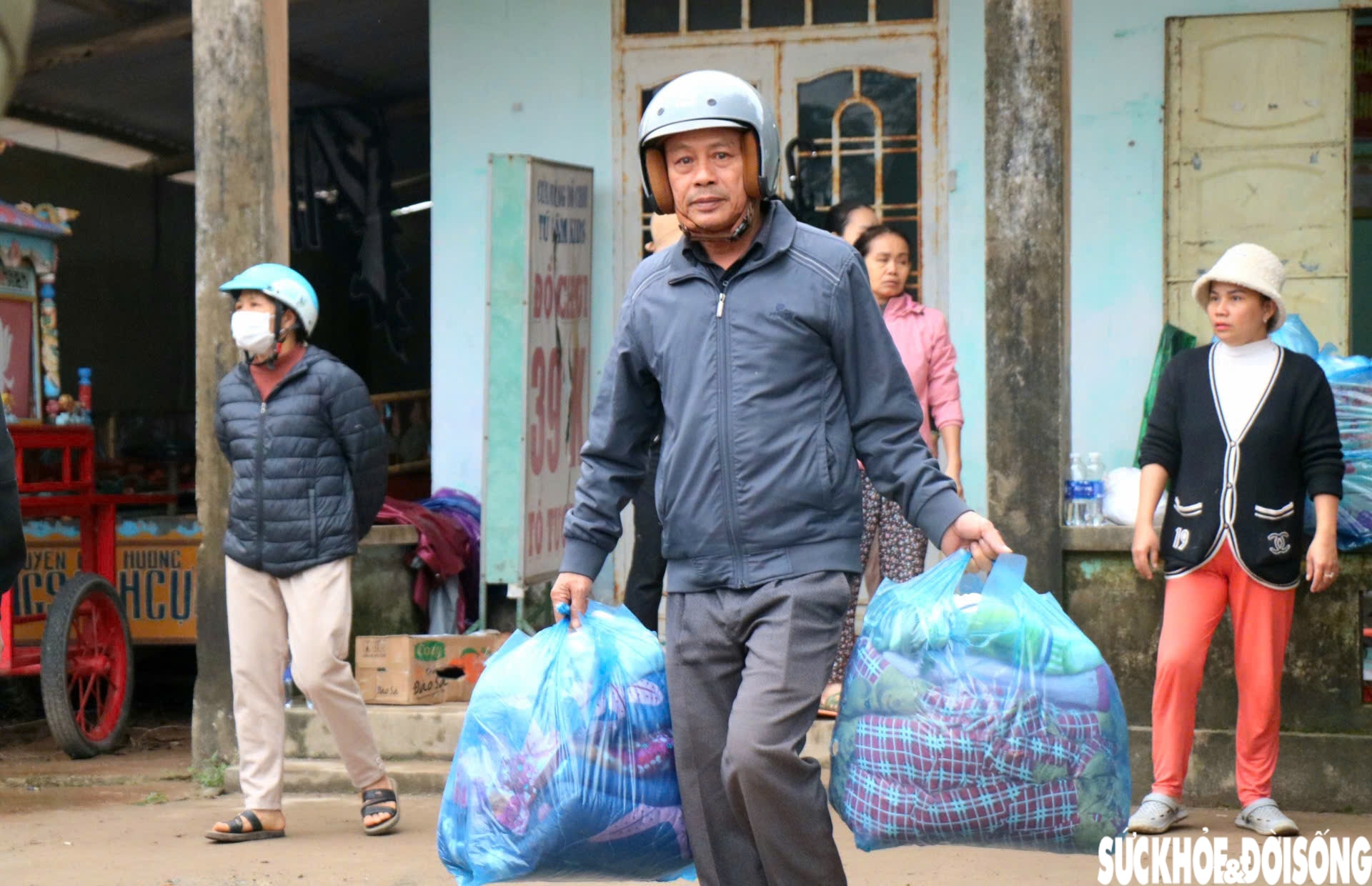 Người dân Huế gửi nhu yếu phẩm vào tâm lũ Đắk Lắk dù vừa trải qua 4 đợt lũ- Ảnh 4.