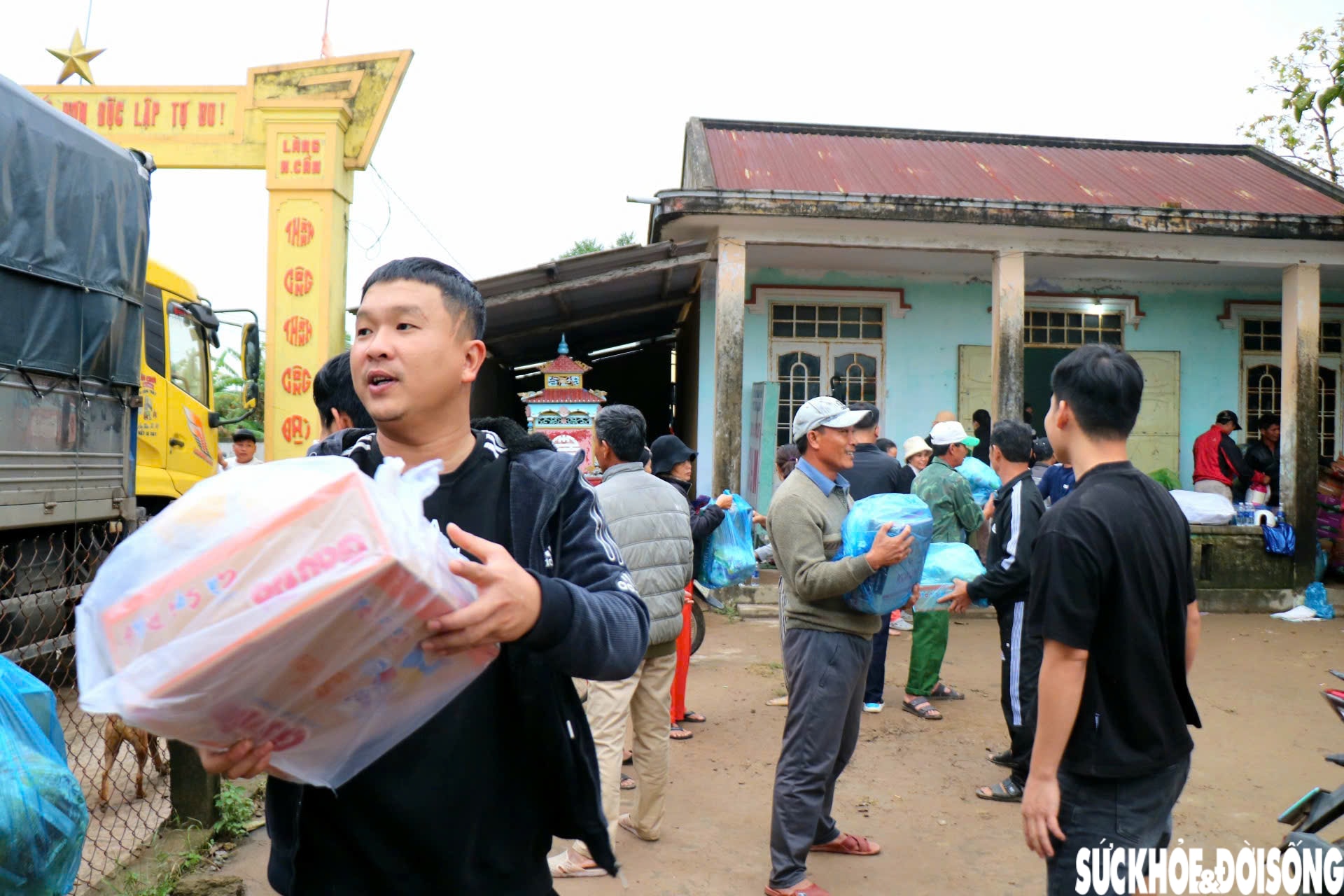 Người dân Huế gửi nhu yếu phẩm vào tâm lũ Đắk Lắk dù vừa trải qua 4 đợt lũ- Ảnh 5.