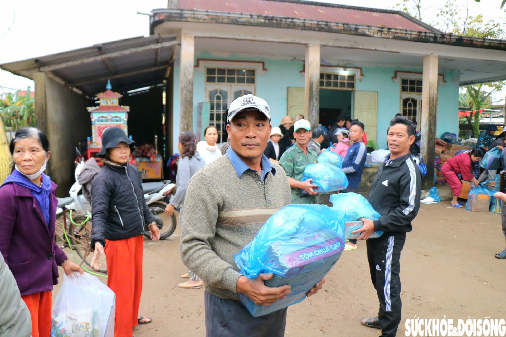 Người dân Huế gửi nhu yếu phẩm vào tâm lũ Đắk Lắk dù vừa trải qua 4 đợt lũ- Ảnh 6.