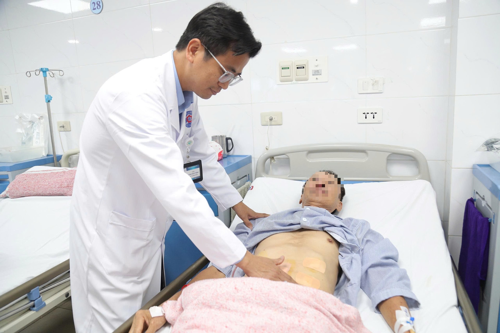 Thói quen uống quá nhiều rượu khiến người đàn ông phải phẫu thuật cắt dạ dày điều trị ung thư - Ảnh 1.