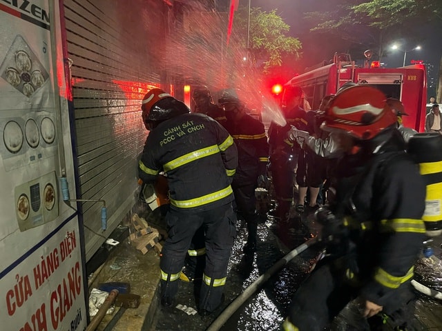 12 người thoát nạn trong 2 vụ cháy liên tiếp tại Hà Nội- Ảnh 2.
