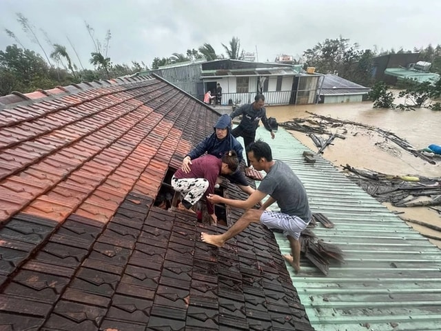 Thủ tướng chỉ đạo khẩn: Không để người dân kêu cứu trên nóc nhà mà không được ứng cứu kịp thời- Ảnh 1. Thủ tướng chỉ đạo khẩn: Không để người dân kêu cứu trên nóc nhà mà không được ứng cứu kịp thời- Ảnh 1.