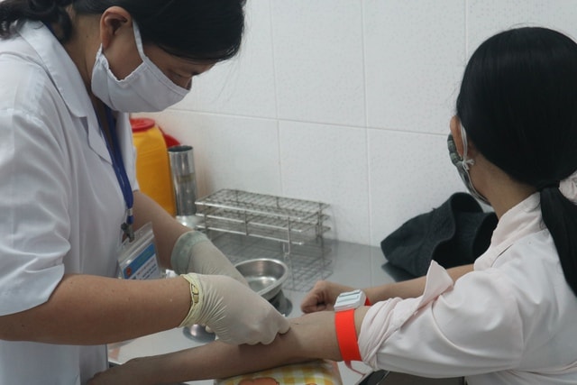 Người có nguy cơ cao với HIV nên làm gì?- Ảnh 1.