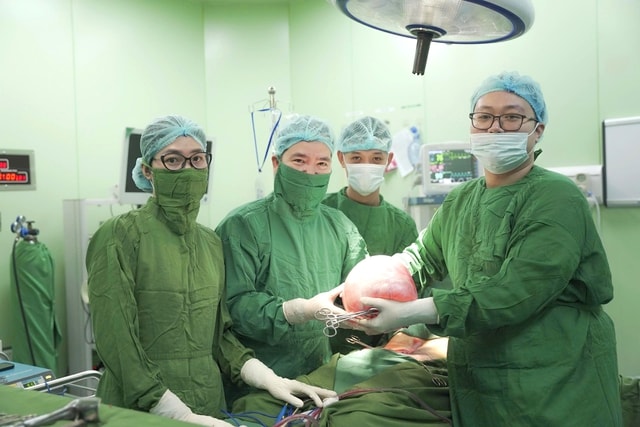 Các bác sĩ phẫu thuật lấy khối u nang buồng trứng nặng hơn 6kg ra khỏi bụng bệnh nhân D.T.H.