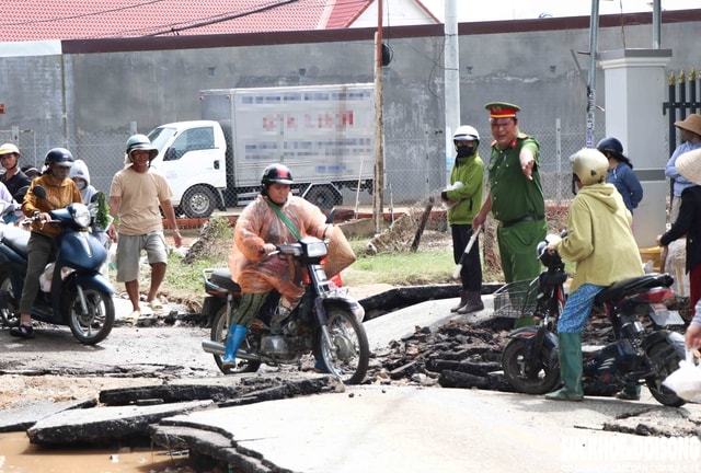 Mưa lũ khiến tuyến đường tỉnh lộ ở Khánh Hòa hư hỏng nặng- Ảnh 4.