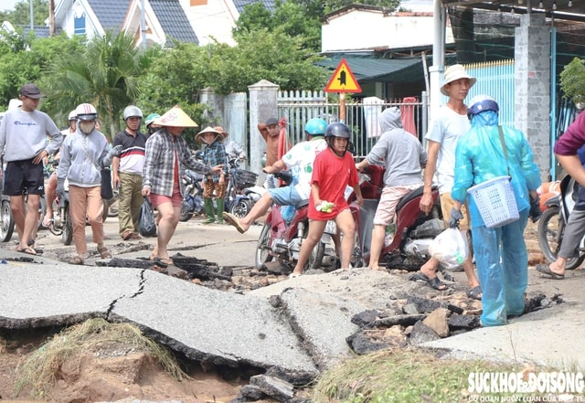 Mưa lũ khiến tuyến đường tỉnh lộ ở Khánh Hòa hư hỏng nặng- Ảnh 2.