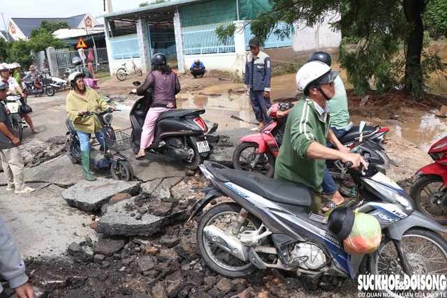 Mưa lũ khiến tuyến đường tỉnh lộ ở Khánh Hòa hư hỏng nặng- Ảnh 1.