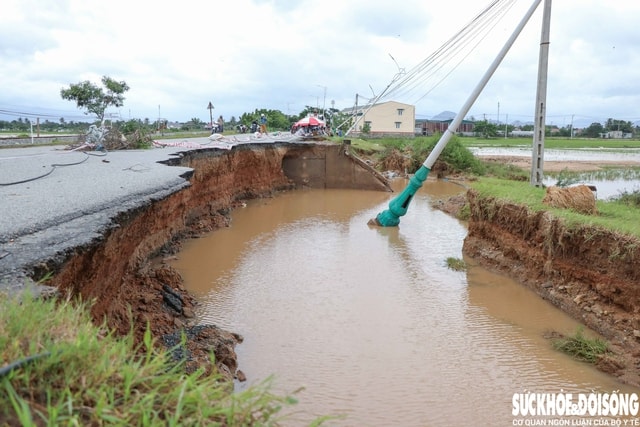 Mưa bão khiến nhà cửa, đường sá ở Khánh Hòa hư hỏng nặng- Ảnh 3.