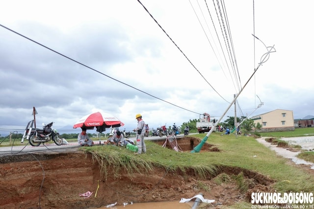 Mưa bão khiến nhà cửa, đường sá ở Khánh Hòa hư hỏng nặng- Ảnh 4.
