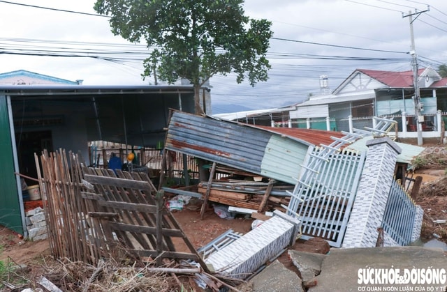 Mưa bão khiến nhà cửa, đường sá ở Khánh Hòa hư hỏng nặng- Ảnh 6.