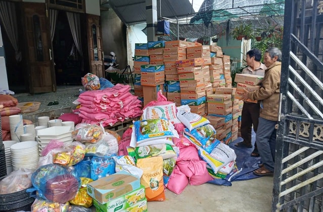 Vừa gượng dậy sau lũ, người dân lại san sẻ nghĩa tình hướng về vùng thiên tai- Ảnh 1.