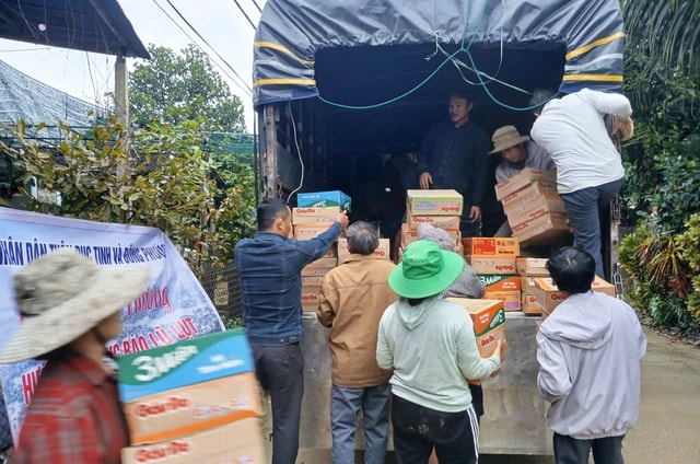 Vừa gượng dậy sau lũ, người dân lại san sẻ nghĩa tình hướng về vùng thiên tai- Ảnh 2.