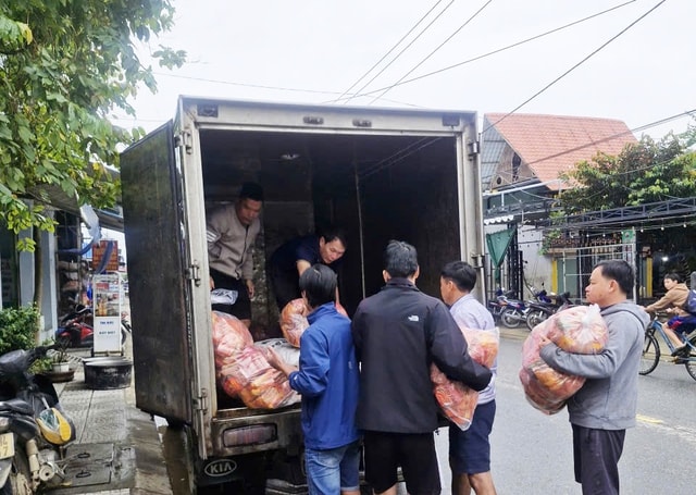 Vừa gượng dậy sau lũ, người dân lại san sẻ nghĩa tình hướng về vùng thiên tai- Ảnh 7.