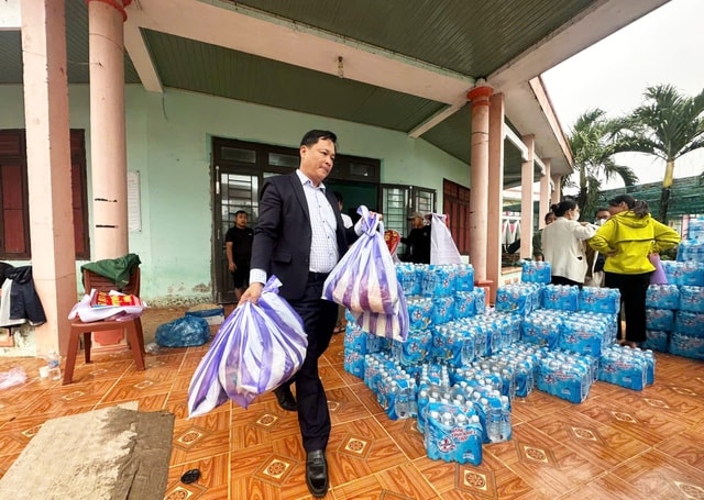 Vừa gượng dậy sau lũ, người dân lại san sẻ nghĩa tình hướng về vùng thiên tai- Ảnh 8.