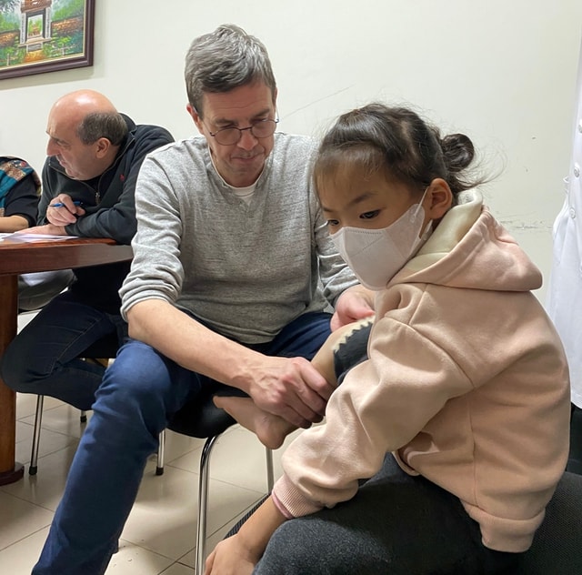 Thăm khám, phẫu thuật cho nhiều bệnh nhi mắc dị tật chênh lệch chiều dài chi- Ảnh 2.