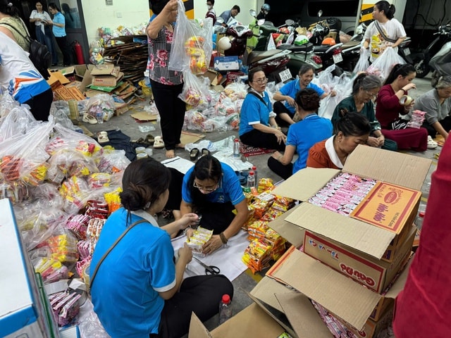 TPHCM kêu gọi quyên góp khẩn cấp hỗ trợ đồng bào vùng lũ - Ảnh 1.