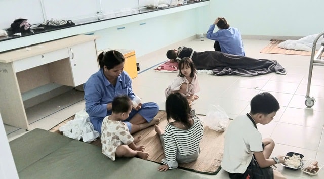 Người dân vùng ngập sâu ở Nha Trang chạy vào bệnh viện tránh lũ- Ảnh 1.