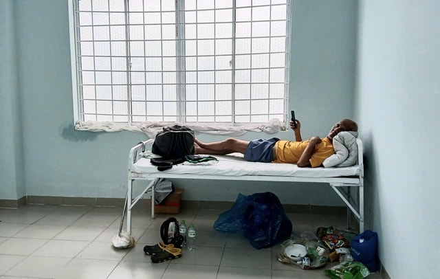 Người dân vùng ngập sâu ở Nha Trang chạy vào bệnh viện tránh lũ- Ảnh 2.