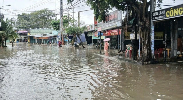 Người dân vùng ngập sâu ở Nha Trang chạy vào bệnh viện tránh lũ- Ảnh 4.