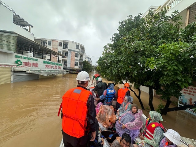 Cán bộ, chiến sĩ Nhà máy Z753 vào nơi ngập sâu cứu giúp người dân- Ảnh 1.