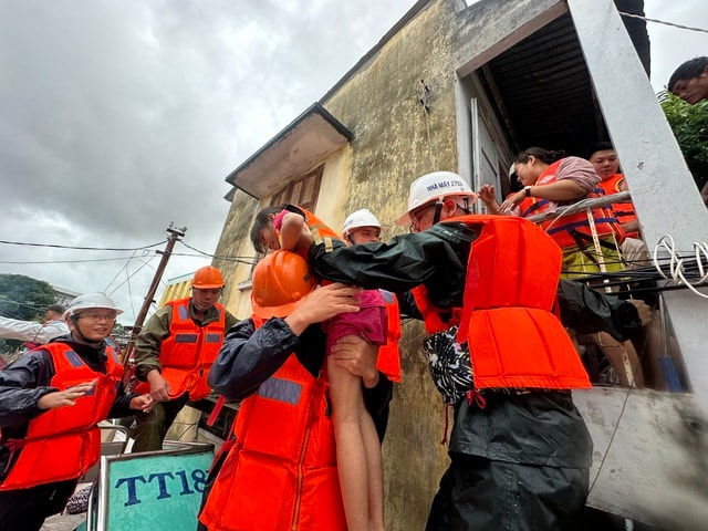 Cán bộ, chiến sĩ Nhà máy Z753 vào nơi ngập sâu cứu giúp người dân- Ảnh 2.