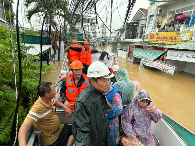 Cán bộ, chiến sĩ Nhà máy Z753 vào nơi ngập sâu cứu giúp người dân- Ảnh 3.