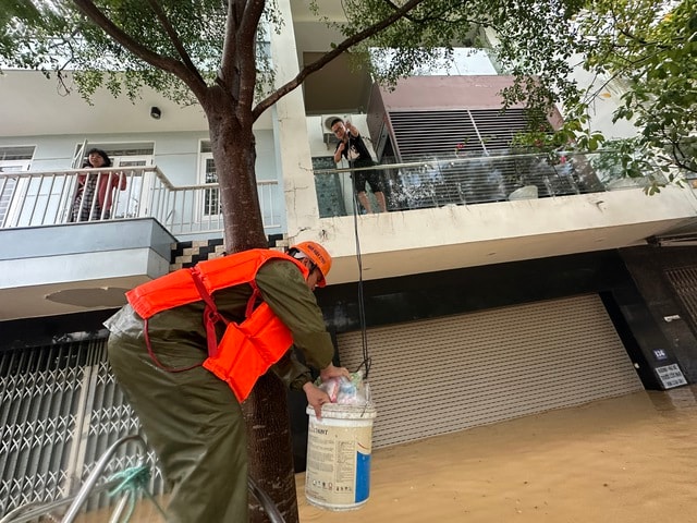 Cán bộ, chiến sĩ Nhà máy Z753 vào nơi ngập sâu cứu giúp người dân- Ảnh 4.