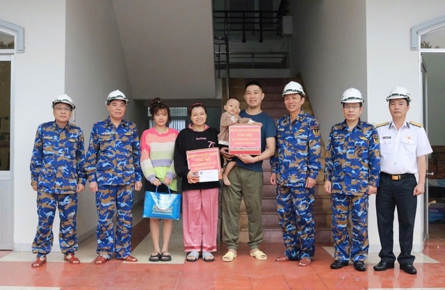 Cán bộ, chiến sĩ Nhà máy Z753 vào nơi ngập sâu cứu giúp người dân- Ảnh 5.