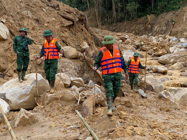 Nỗ lực tìm kiếm 2 nạn nhân còn lại trong vụ sạt lở ở Đà Nẵng- Ảnh 4.