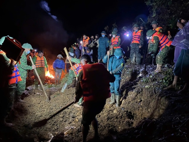 Nỗ lực tìm kiếm 2 nạn nhân còn lại trong vụ sạt lở ở Đà Nẵng- Ảnh 5.