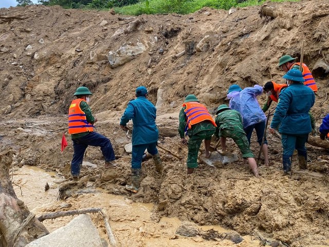 Nỗ lực tìm kiếm 2 nạn nhân còn lại trong vụ sạt lở ở Đà Nẵng- Ảnh 6.