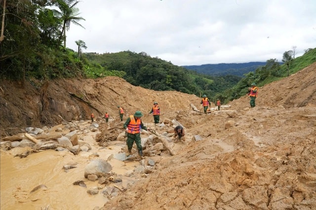Nỗ lực tìm kiếm 2 nạn nhân còn lại trong vụ sạt lở ở Đà Nẵng- Ảnh 7.