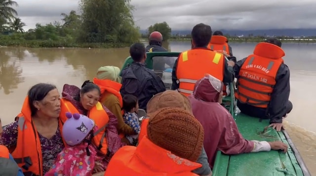 Hải quân dùng xuồng cao tốc cứu người dân bị ngập sâu ở Khánh Hòa và Đắk Lắk- Ảnh 2. Hải quân dùng xuồng cao tốc cứu người dân bị ngập sâu ở Khánh Hòa và Đắk Lắk- Ảnh 2.