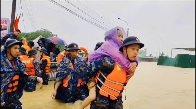 Hải quân dùng xuồng cao tốc cứu người dân bị ngập sâu ở Khánh Hòa và Đắk Lắk- Ảnh 3. Hải quân dùng xuồng cao tốc cứu người dân bị ngập sâu ở Khánh Hòa và Đắk Lắk- Ảnh 3.