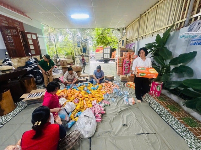 Hải quân dùng xuồng cao tốc cứu người dân bị ngập sâu ở Khánh Hòa và Đắk Lắk- Ảnh 4. Hải quân dùng xuồng cao tốc cứu người dân bị ngập sâu ở Khánh Hòa và Đắk Lắk- Ảnh 4.