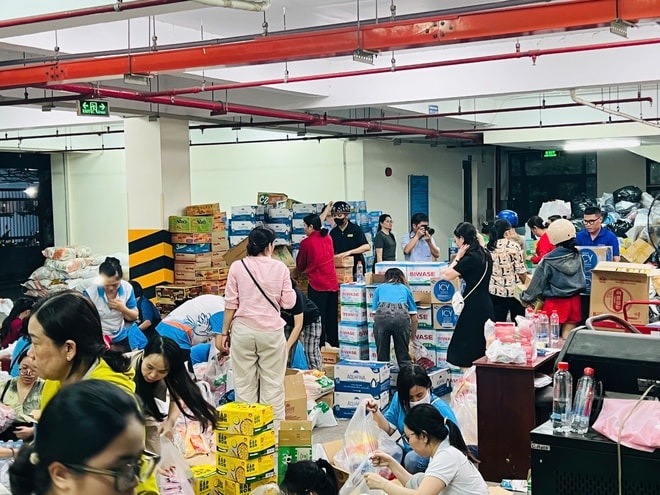 TPHCM kêu gọi quyên góp khẩn cấp hỗ trợ đồng bào vùng lũ - Ảnh 4.