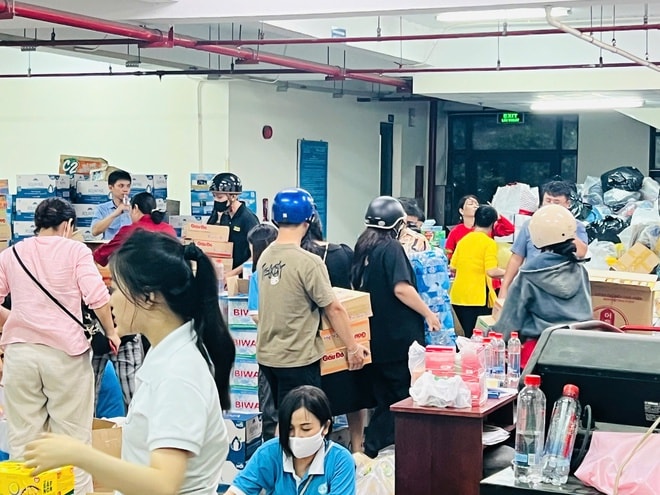 TPHCM kêu gọi quyên góp khẩn cấp hỗ trợ đồng bào vùng lũ - Ảnh 2.