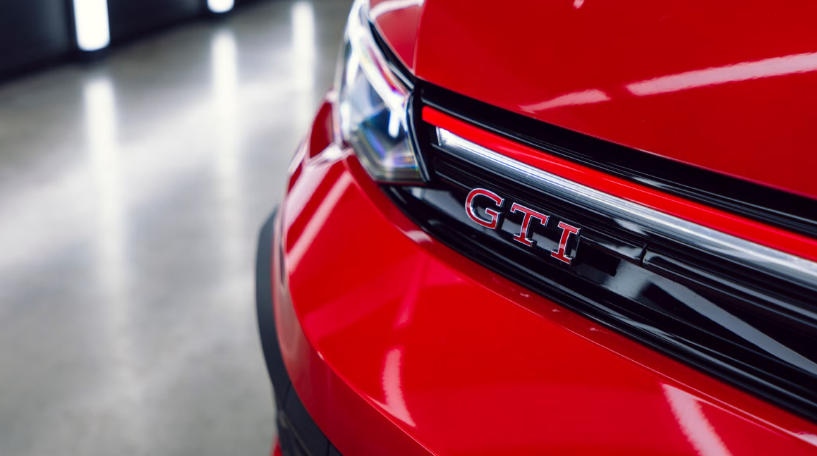 Volkswagen Golf GTI cận cảnh logo với vẻ đẹp tinh tế tới từng chi tiết. (Ảnh: Mototrend)