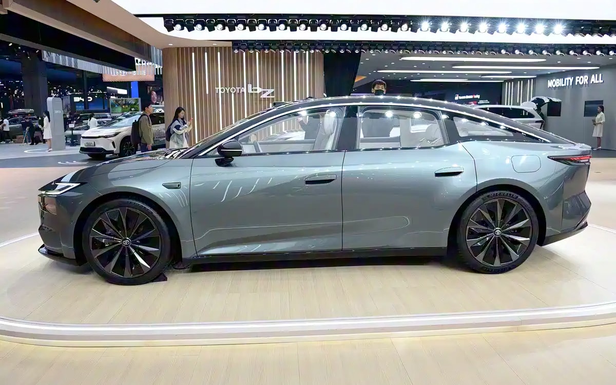 Thân xe nổi bật với đường gân ba chiều, tay nắm cửa bán ẩn và bộ mâm kích thước lớn. (Ảnh: CNC)