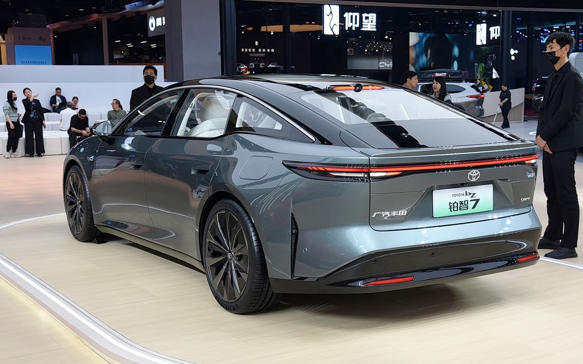 Cụm đèn hậu dạng xuyên suốt kết hợp cánh gió phía trên và các khe thoát gió ở cản sau. (Ảnh: CNC)