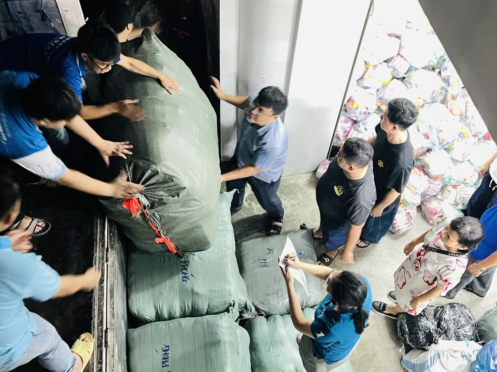 TP Hồ Chí Minh vận chuyển gấp 15 tấn nhu yếu phẩm đến Khánh Hòa trong đêm 21/11- Ảnh 7.