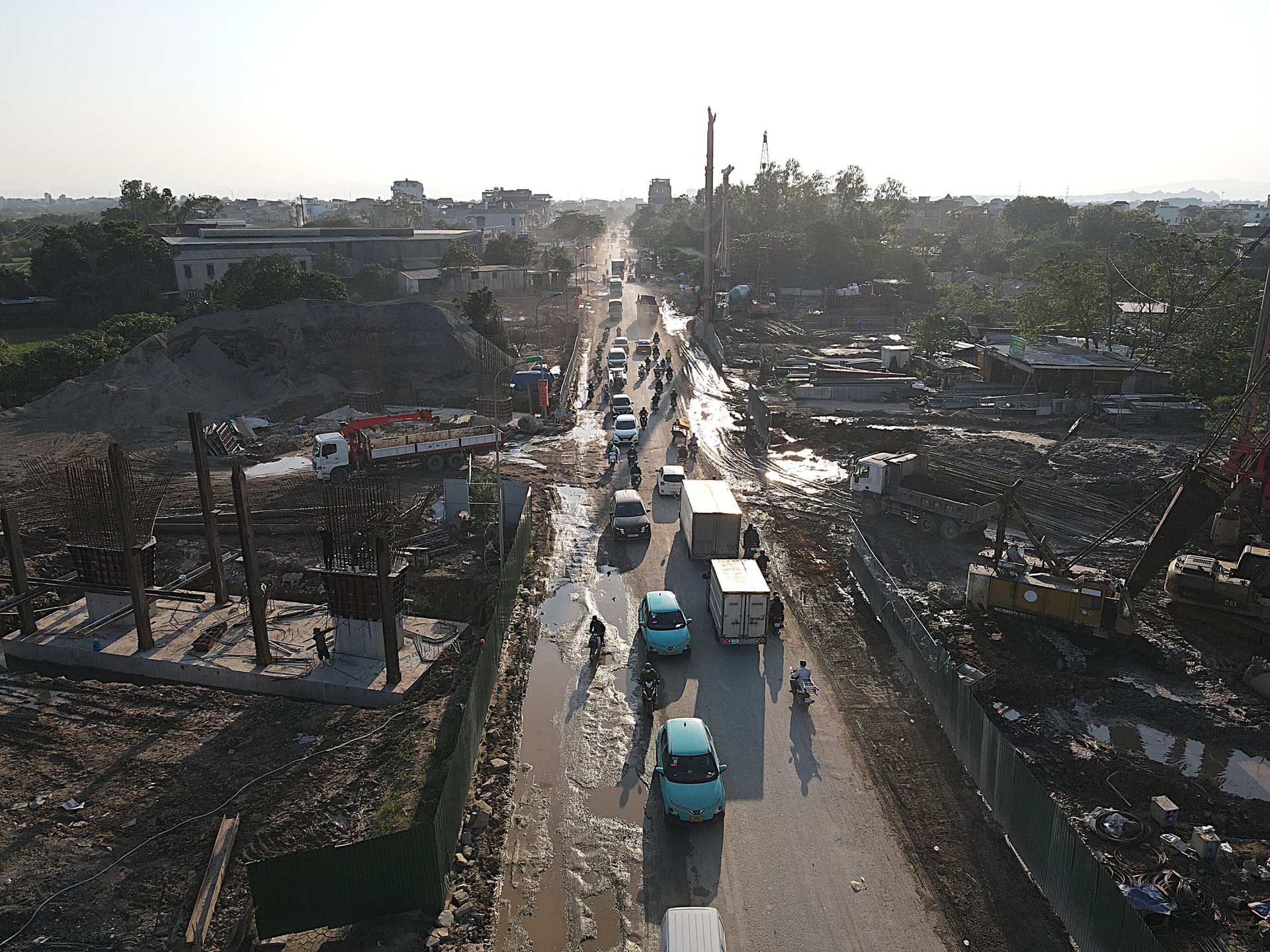 Hà Nội: Quốc lộ 6 biến thành 'ao bùn, sương bụi', người dân bất lực chịu trận- Ảnh 5.