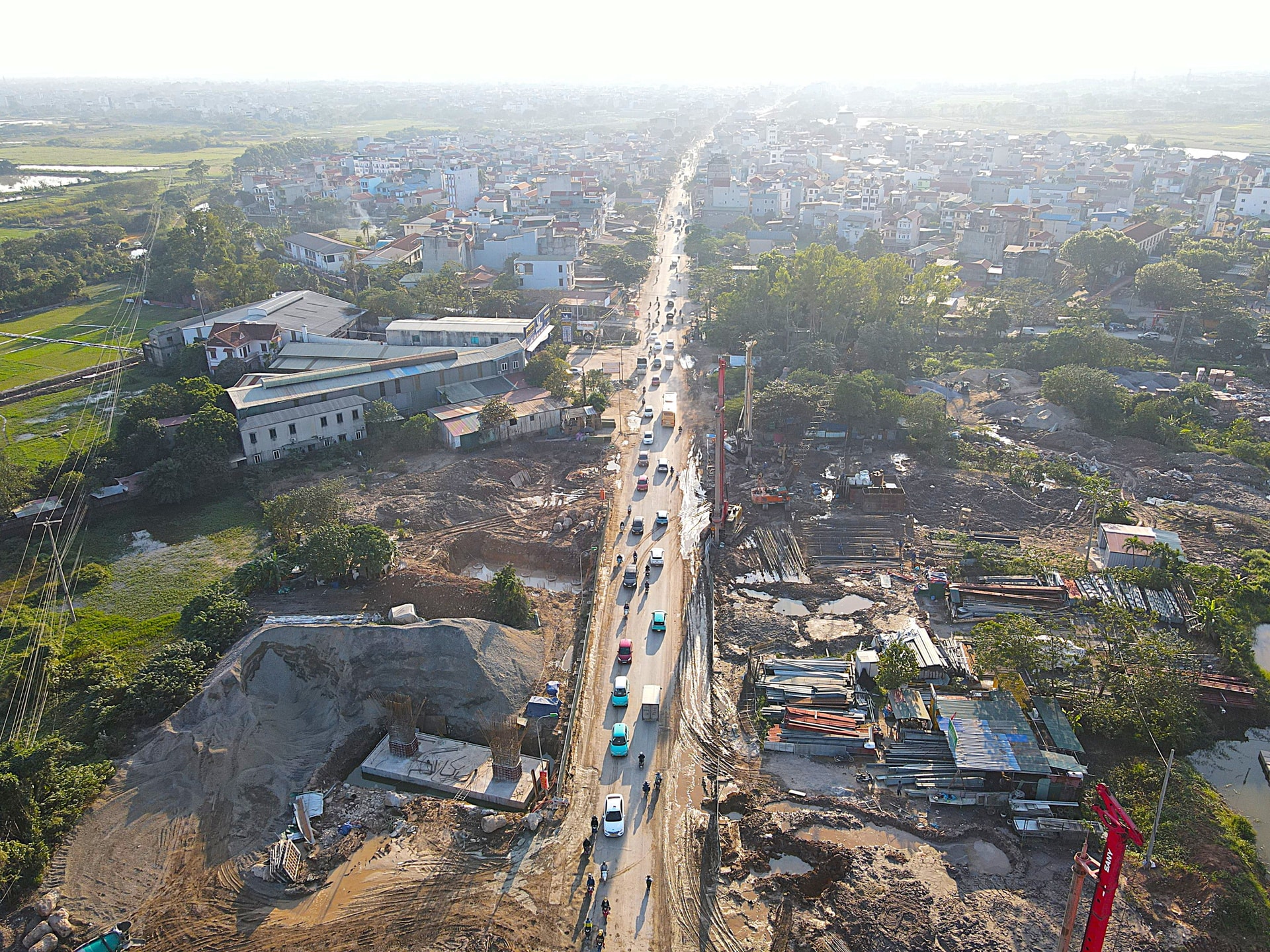 Hà Nội: Quốc lộ 6 biến thành 'ao bùn, sương bụi', người dân bất lực chịu trận- Ảnh 2.